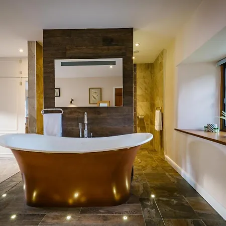 Luxury 1 Bed - Great Location - Peaceful-hot Tub Villa *