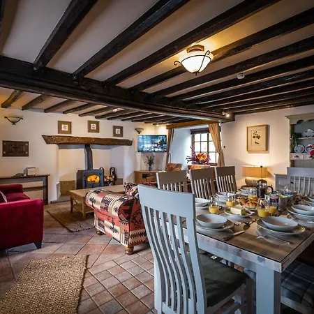 Villa Luxury 1 Bed - Great Location - Peaceful-hot Tub *