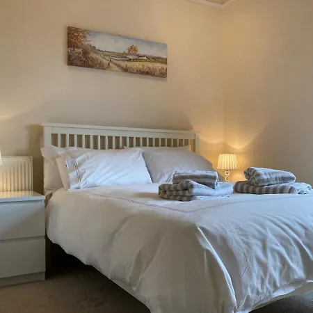 Great Location, Quiet Yet 5 Mins To Centre With Walks From The Door And Parking Apartment *