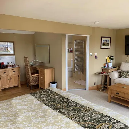 Guest house The Penthouse Luxury Loft Jacuzzi Bath & Complimentary Lakeview Membership Bowness-on-Windermere