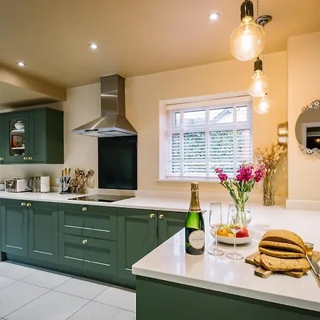 Stunning Detached Lakeland Stone House, Hot Tub Villa Bowness-on-Windermere