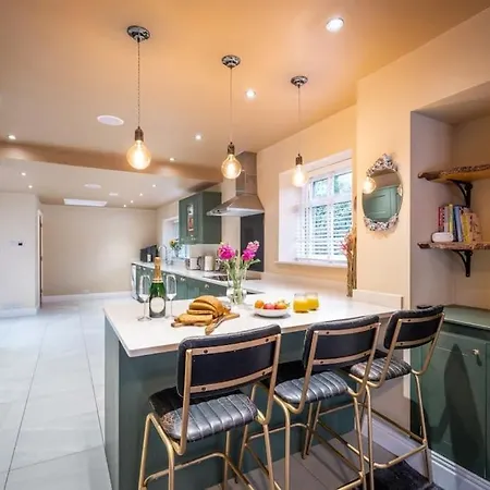 Stunning Detached Lakeland Stone House, Hot Tub *