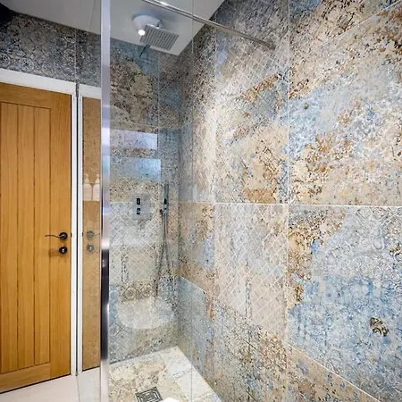 Stunning Detached Lakeland Stone House, Hot Tub Villa