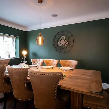 Stunning Detached Lakeland Stone House, Hot Tub Villa Bowness-on-Windermere