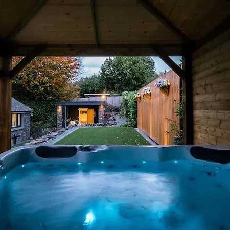 Villa Stunning Detached Lakeland Stone House, Hot Tub *