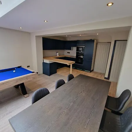 - 3 Bed - Hot Tub House Apartment *