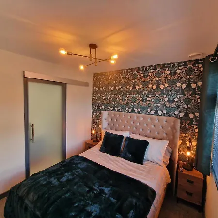 Apartment - 3 Bed - Hot Tub House *