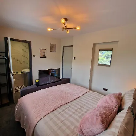 - 3 Bed - Hot Tub House