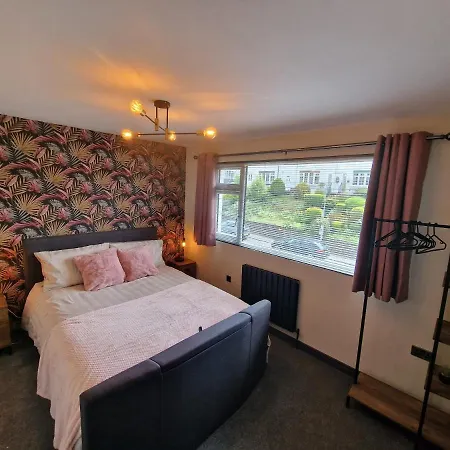 - 3 Bed - Hot Tub House Apartment