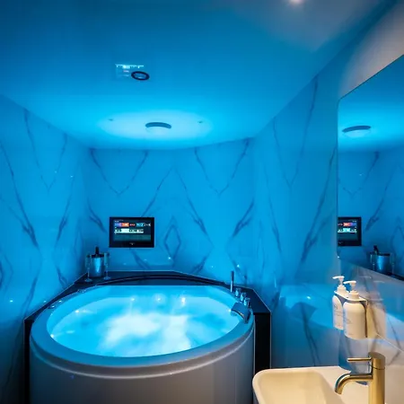 Apartment Brand New Location Hot Tub