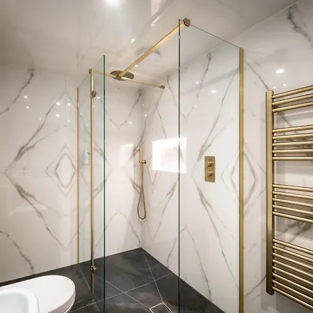 Brand New Location Hot Tub Apartment