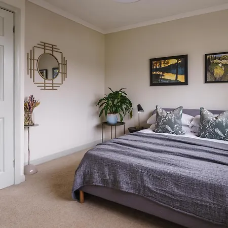 Hillcrest - 2 Bed Flat With Parking Apartment *