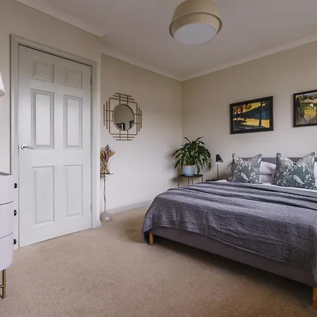 Hillcrest - 2 Bed Flat With Parking Apartment *