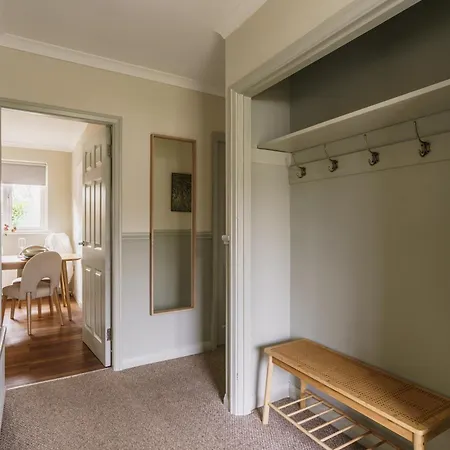 Hillcrest - 2 Bed Flat With Parking *