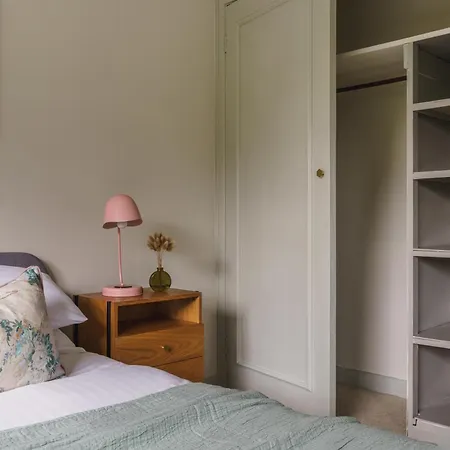 Hillcrest - 2 Bed Flat With Parking Apartment