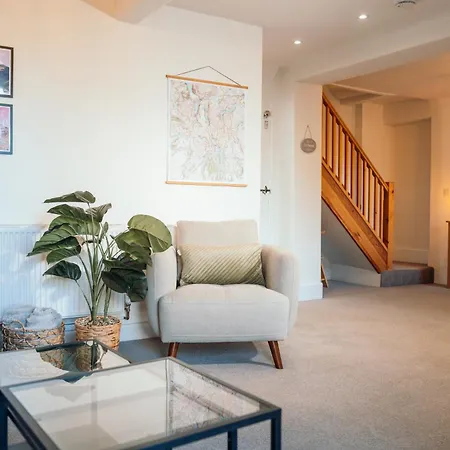 Camellia With Garden, Pet Friendly Bowness-on-Windermere