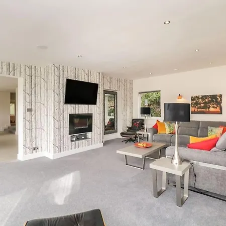 Brantlea Detached 4 Bed Home, Hot Tub, View, Parking, Pet Friendly Holiday home *