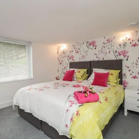 Brantlea Detached 4 Bed Home, Hot Tub, View, Parking, Pet Friendly Holiday home Bowness-on-Windermere